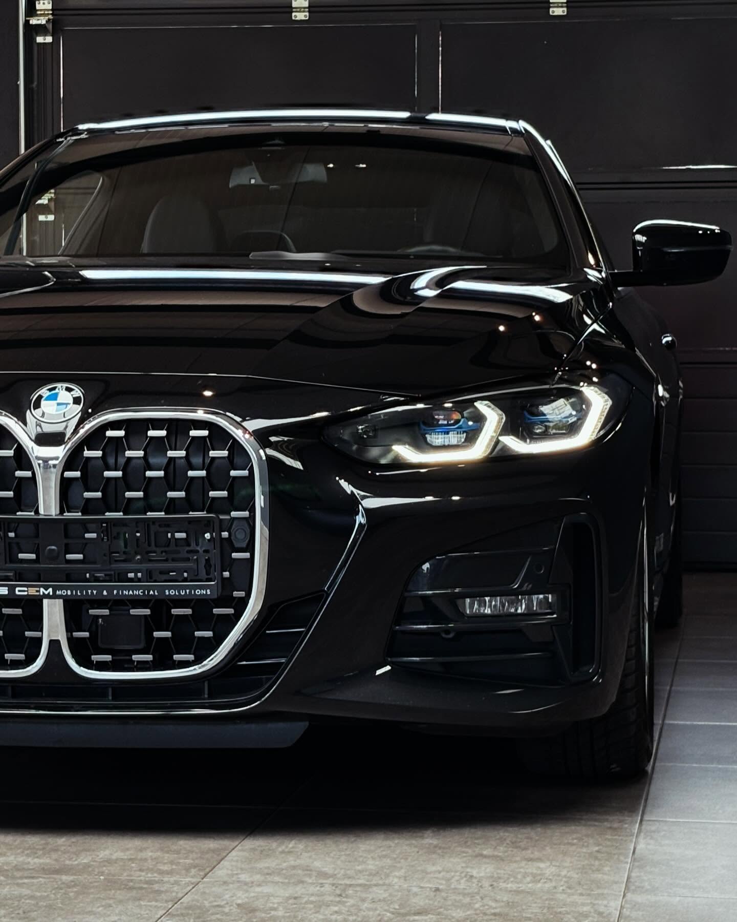 Schwarzes Auto mit Kühlergrill