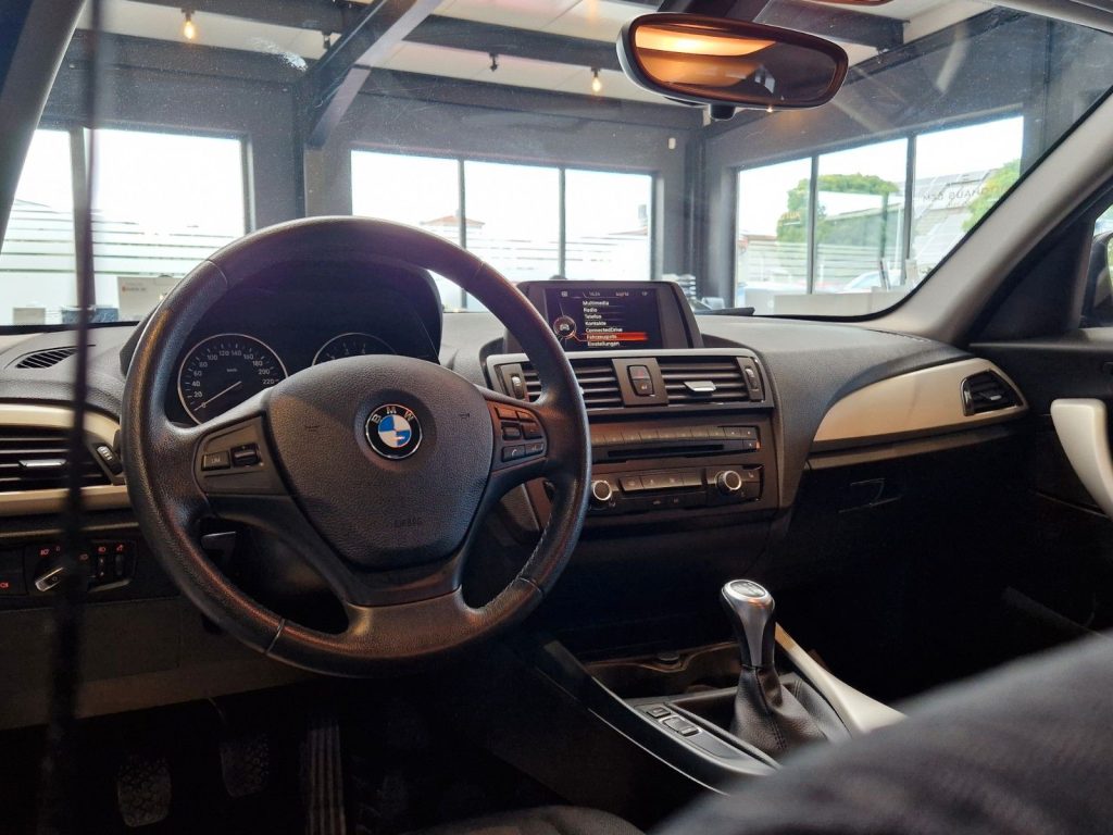 BMW-Innenraum mit Armaturenbrett