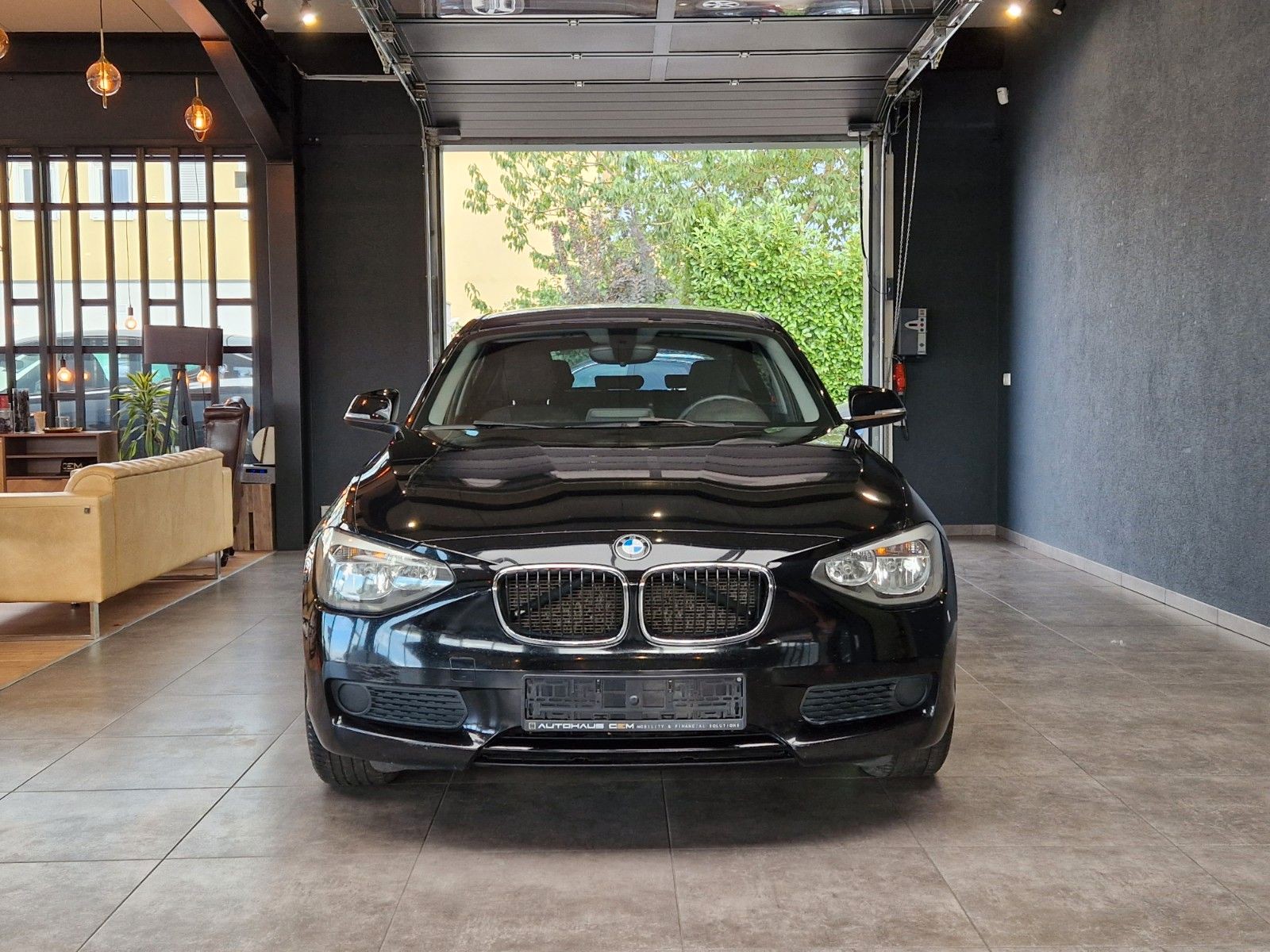 Schwarzes Auto in Ausstellungsraum