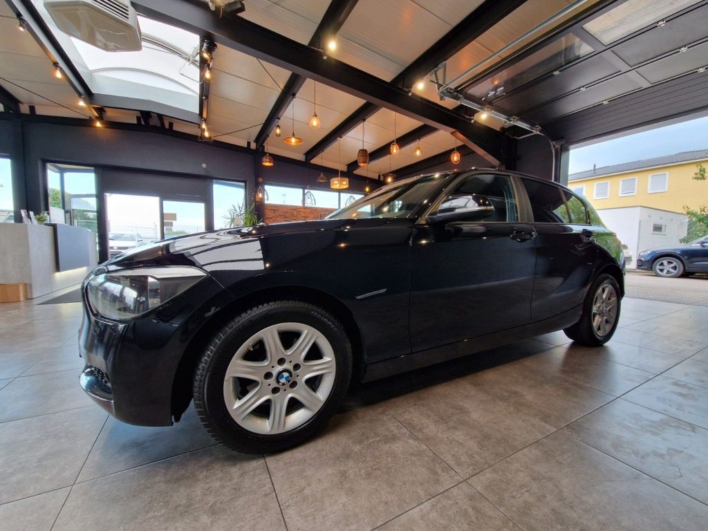 Schwarzes Auto in Verkaufsraum