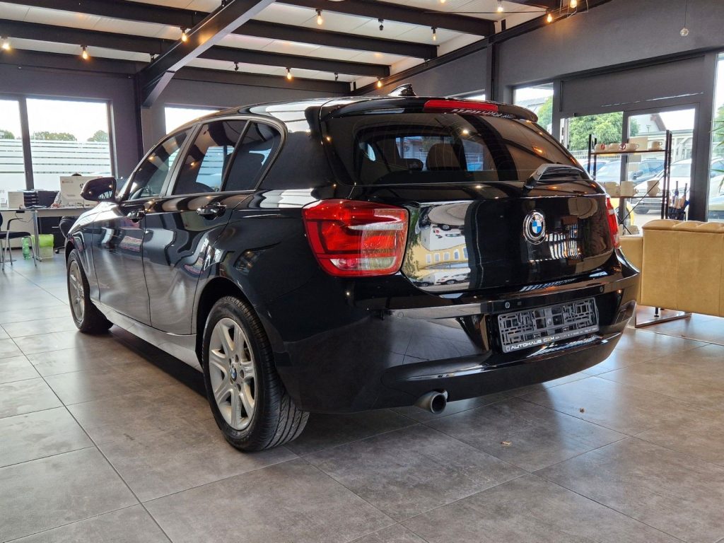 Schwarzes Auto im Showroom