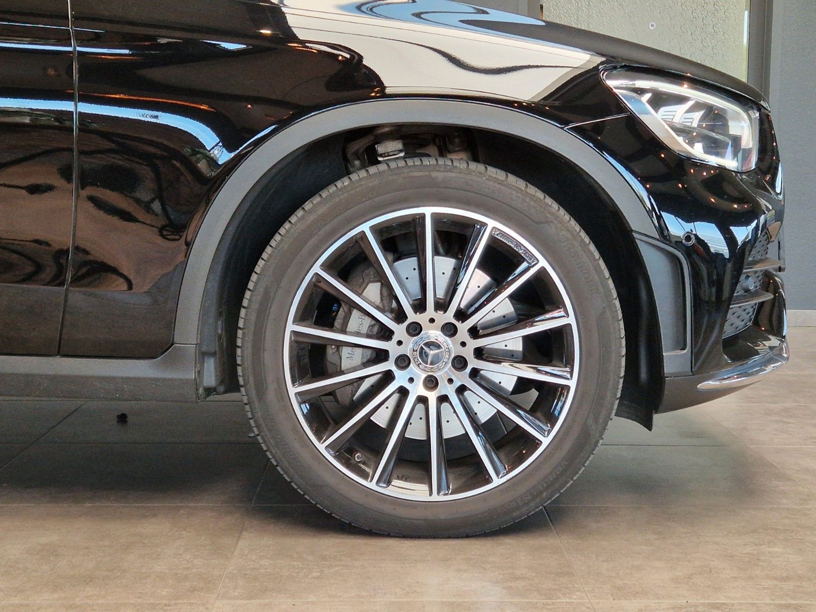 Schwarzes Auto mit Felge